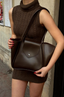 Sac en cuir bordeaux large avec pochette de maquillage